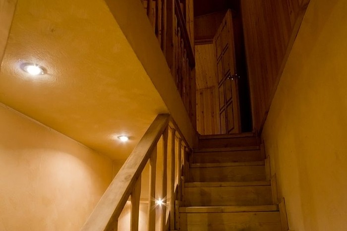 лестница к комнатам отдыха сауны санатория Соколиный камень.